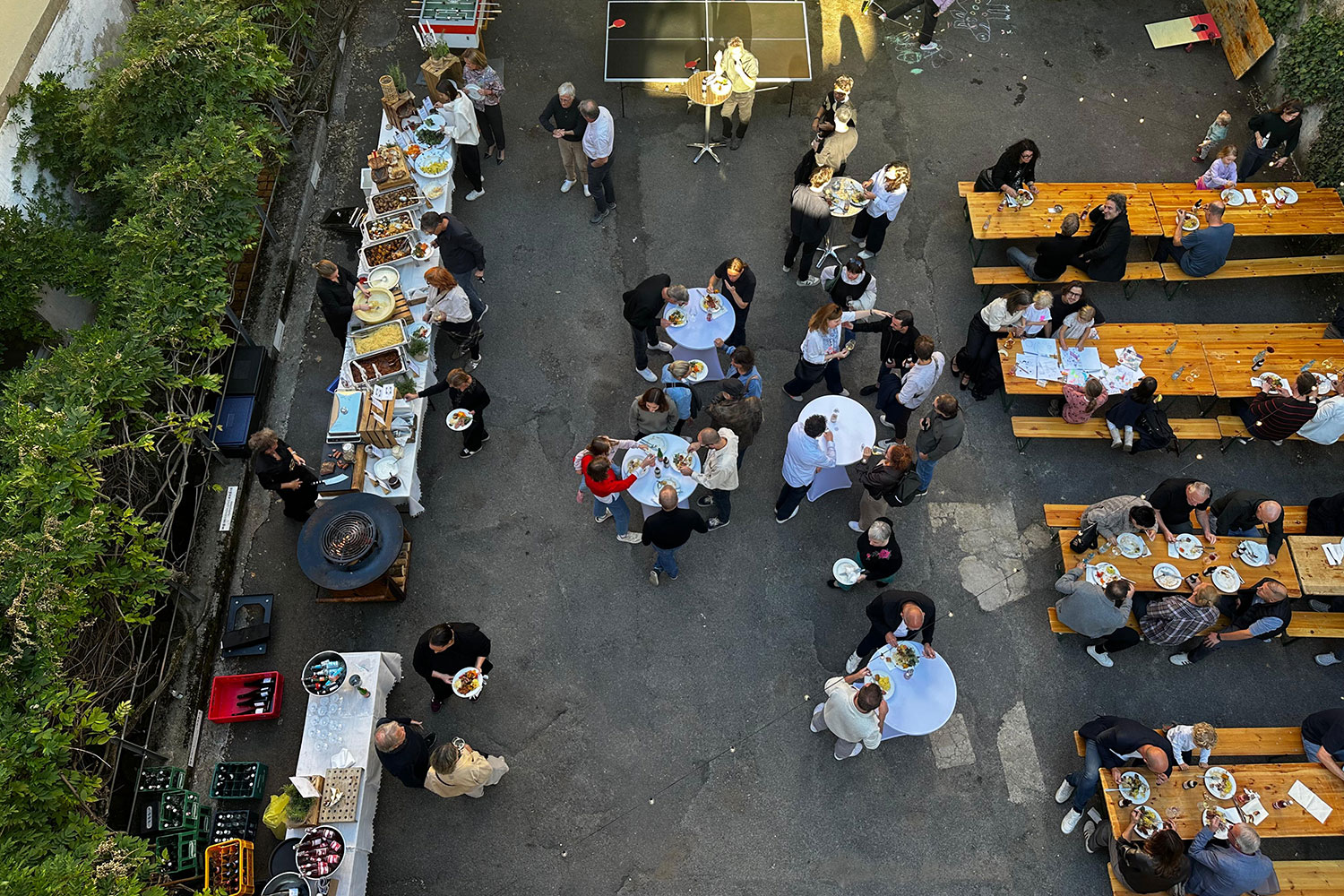 Jubiläums-Sommerfest – Blick von oben auf die Gäste