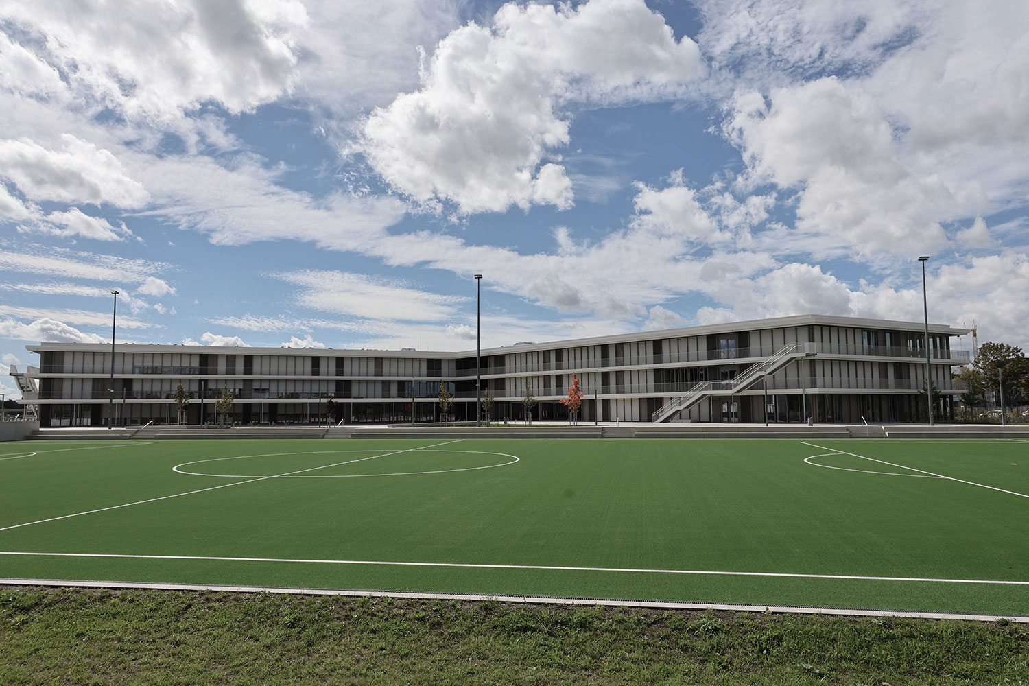 Neubau Staatliche Realschule mit Dreifeldsporthalle Landshut, Außenansicht Neubau Staatliche Realschule mit Dreifeldsporthalle Landshut, Haupteingang