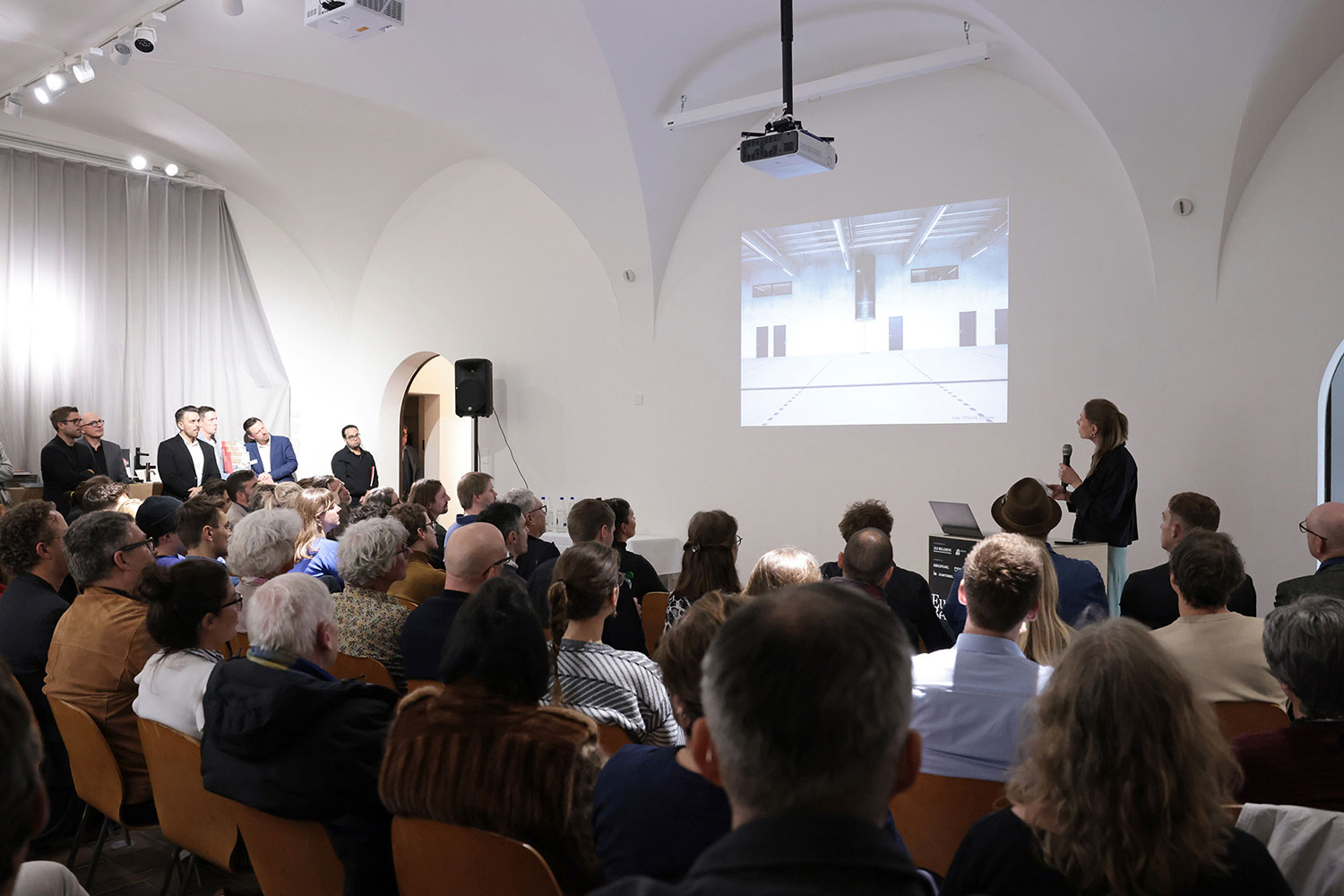 Eure Besten in Zürich, Vortrag von Architektin Janina Sedlmayr, Foto ©Nadia Bendinelli Eure Besten in Zürich, Architektin Janina Sedlmayr hält den Vortrag, Foto ©Nadia Bendinelli