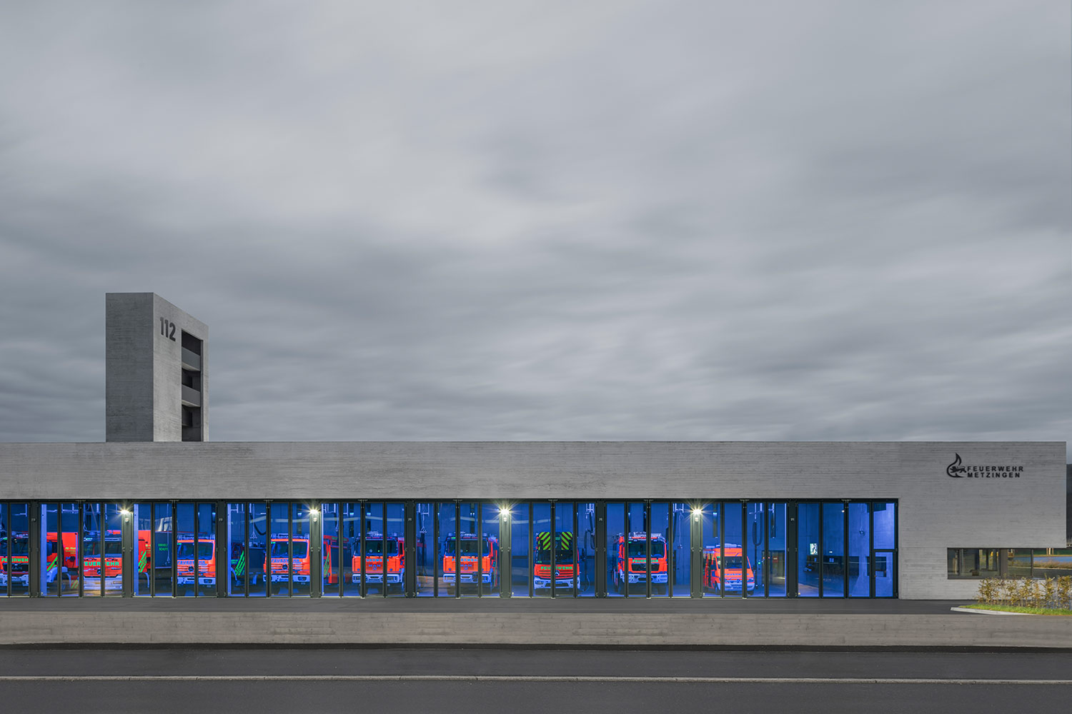 Neubau Feuerwehr und Bauhof Metzingen, Ansicht West, Fahrzeughalle | dasch zürn + partner | dasch zürn + partner Neubau Feuerwehr und Bauhof Metzingen, Ansicht West, Fahrzeughalle