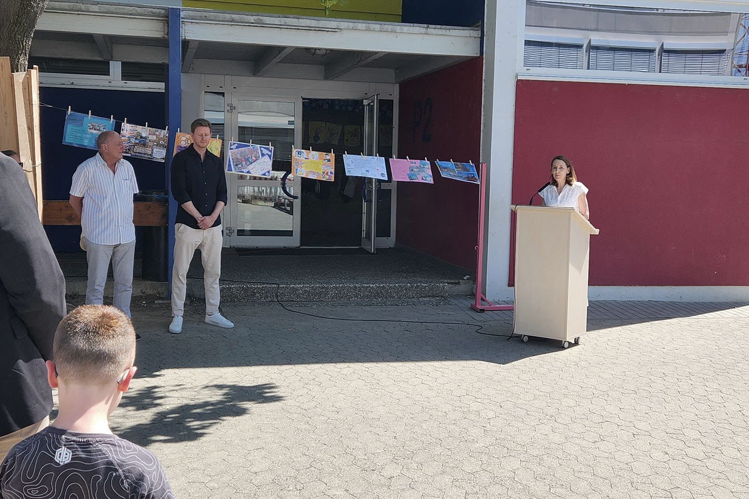 Schulleiterin Ellen Bastian-Weber bei ihrer Ansprache anlässlich des Richtfests der Julius-Leber-Schule in Breisach