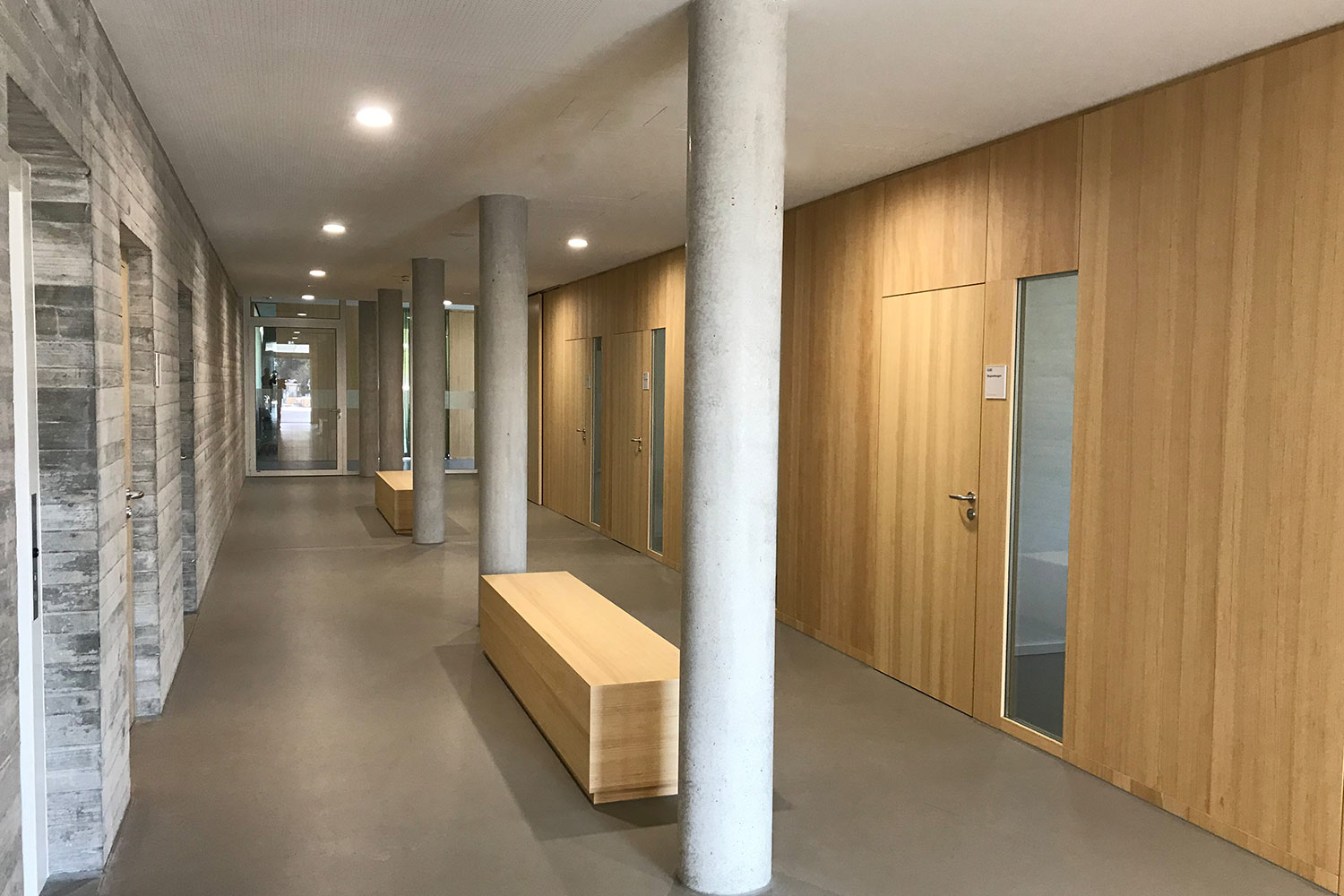 Neubau Grundschule mit Turnhalle Ammerbuch-Altingen, Flurbereich mit Sitznischen