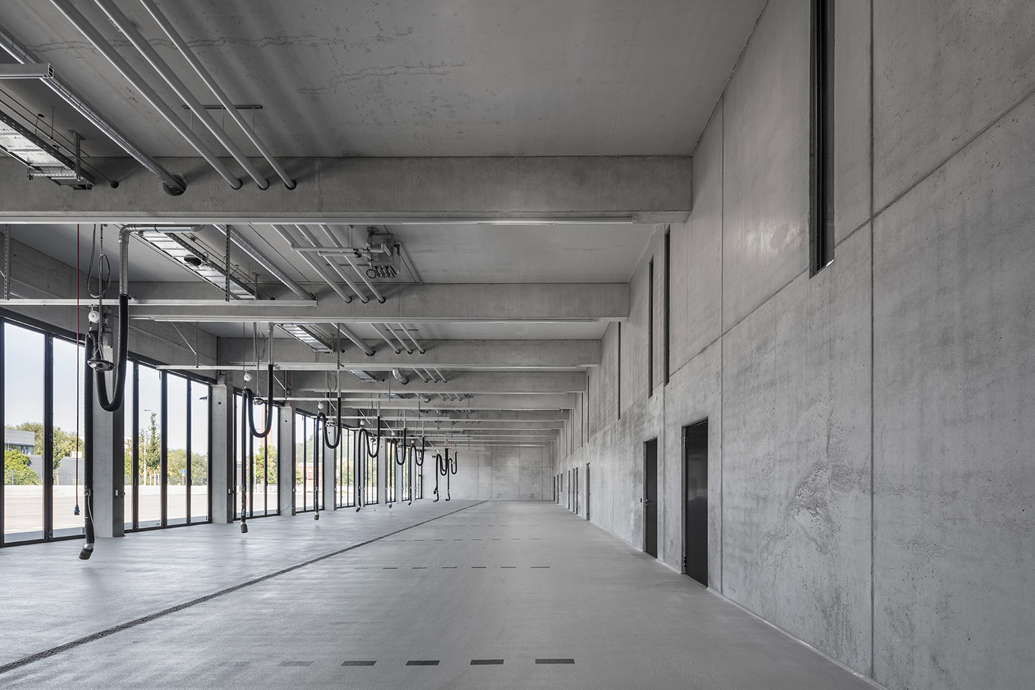 Neubau Feuerwehr und Bauhof Metzingen, Fahrzeughalle innen | dasch zürn + partner | dasch zürn + partner Neubau Feuerwehr und Bauhof Metzingen, Fahrzeughalle innen