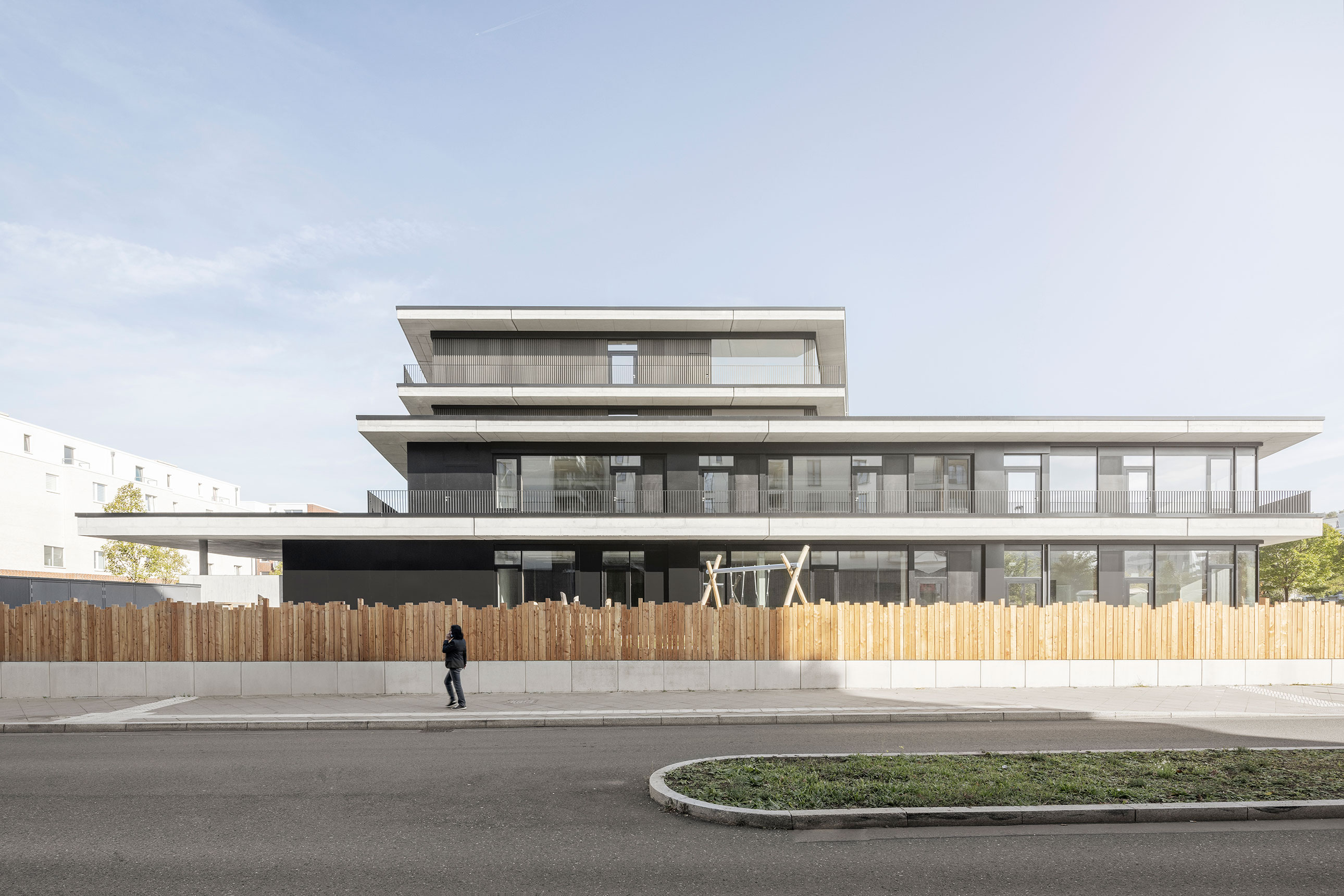Neubau Emma-Kann-Grundschule in Frankfurt am Main, Außenansicht, Ansicht Süd | dasch zürn + partner Neubau Emma-Kann-Grundschule in Frankfurt am Main, Außenansicht, Ansicht Süd
