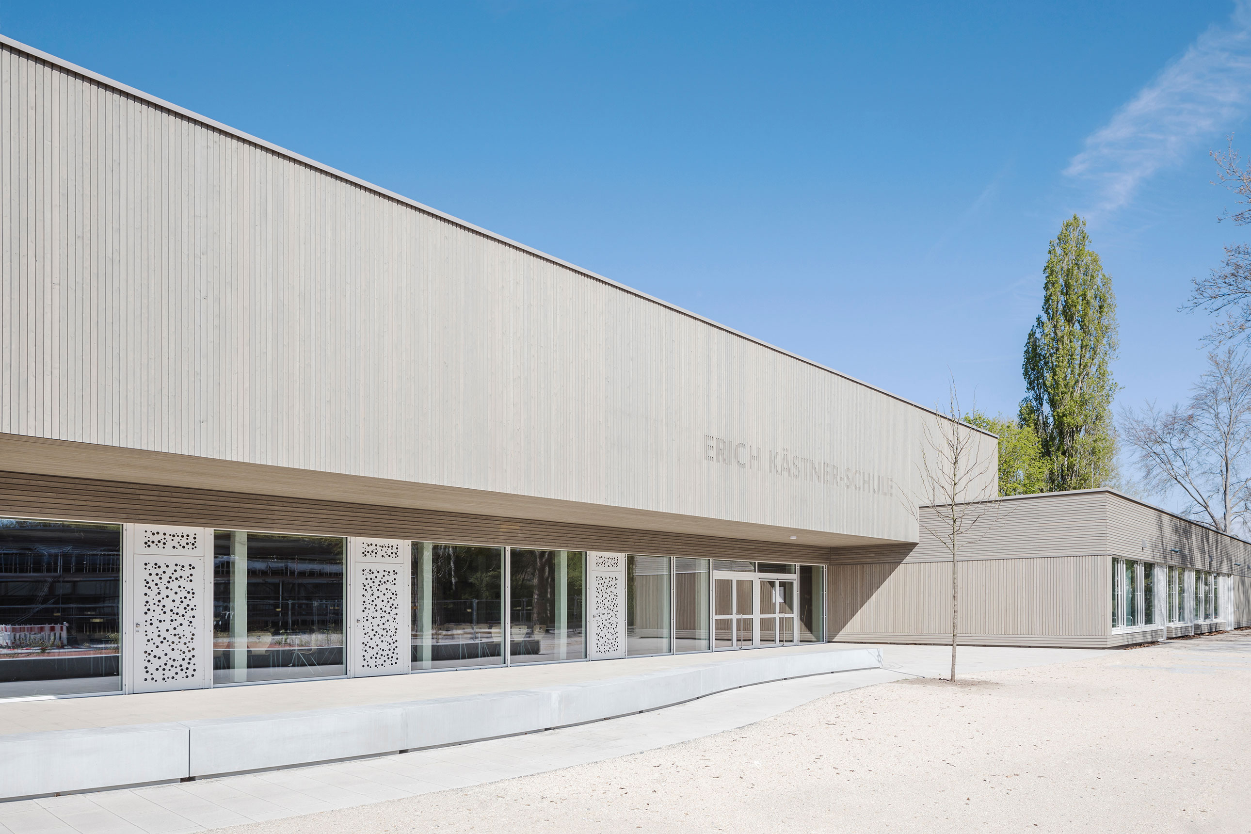 Erweiterung Erich Kästner-Schule Darmstadt-Kranichstein, Haupteingang | dasch zürn + partner Erweiterung Erich Kästner-Schule Darmstadt-Kranichstein, Haupteingang