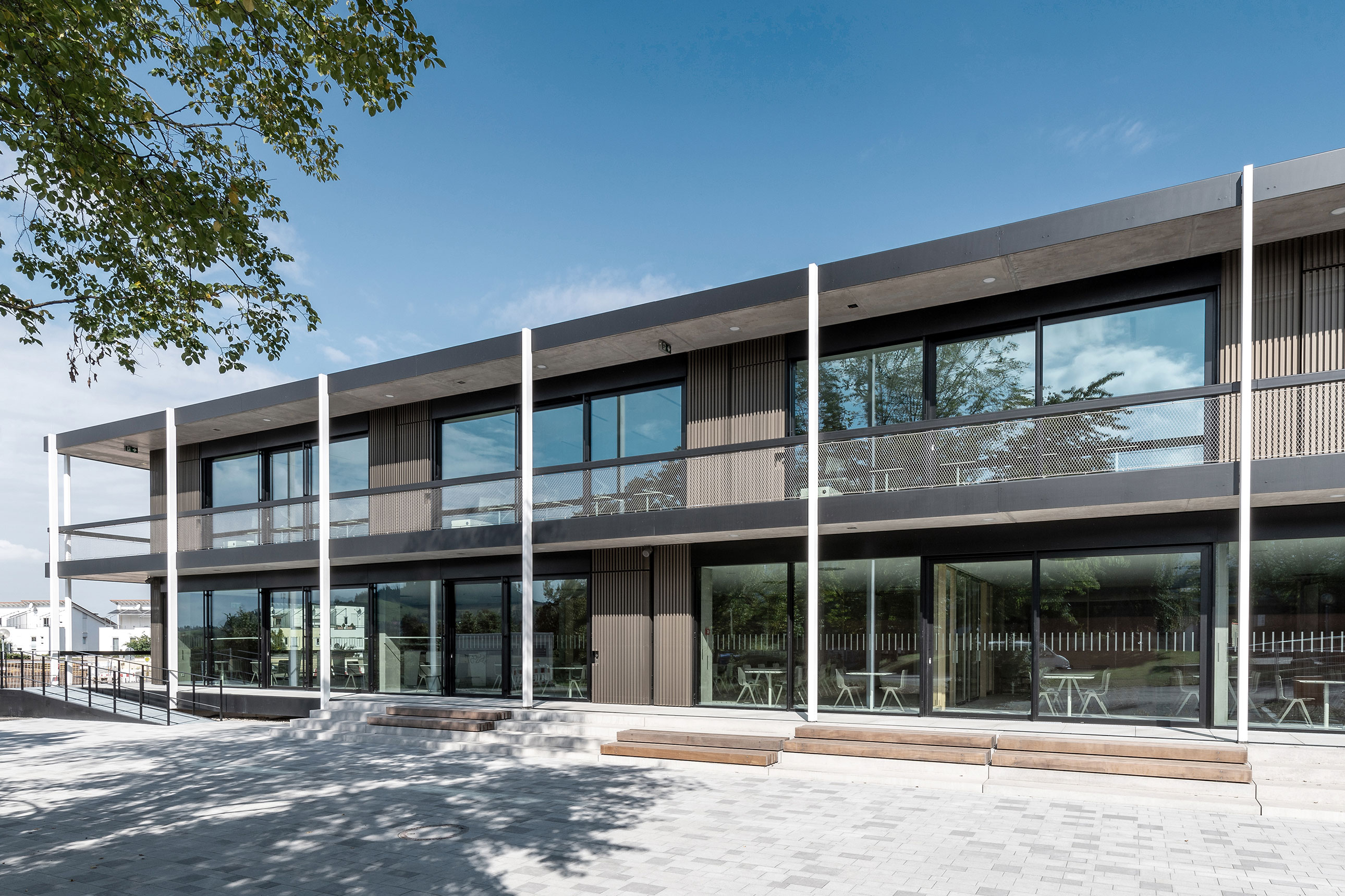 Erweiterung des Faust Gymnasiums in Staufen, Außenperspektive | dasch zürn + partner Erweiterung des Faust Gymnasiums in Staufen, Außenperspektive