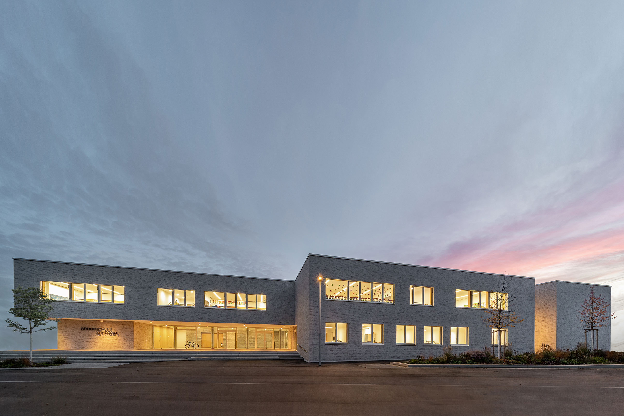 Neubau Grundschule mit Turnhalle Ammerbuch, Ansicht Nord, Haupteingang | dasch zürn + partner Neubau Grundschule mit Turnhalle Ammerbuch, Ansicht Nord, Haupteingang
