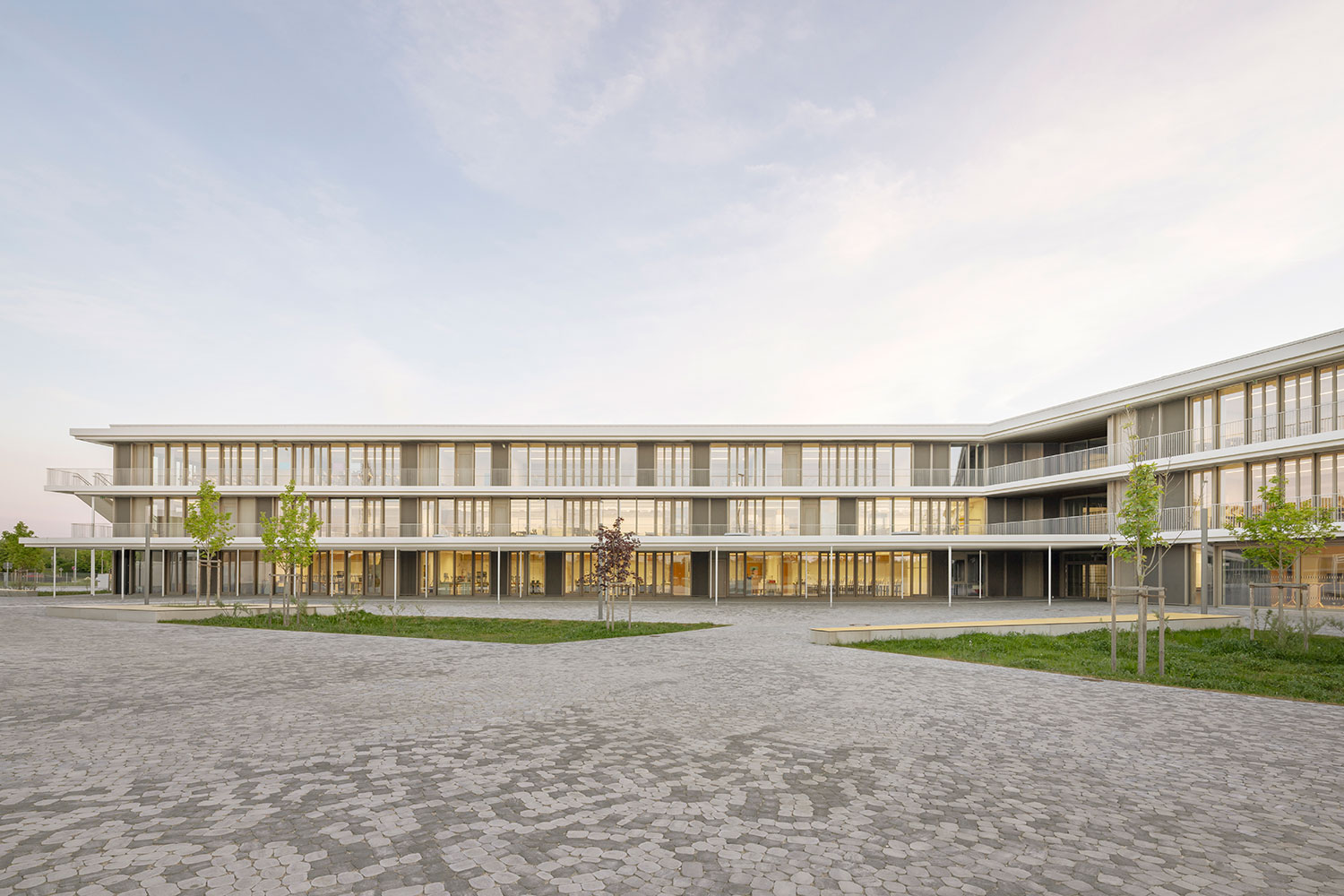 Neubau Staatliche Realschule mit Dreifeldsporthalle Landshut, Ansicht Ost mit Pausenhof | dasch zürn + partner | dasch zürn + partner Neubau Staatliche Realschule mit Dreifeldsporthalle Landshut, Ansicht Ost mit Pausenhof