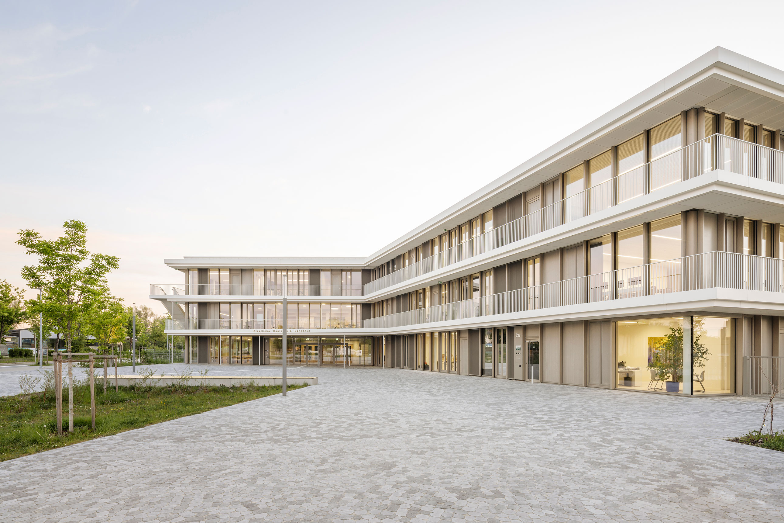 Neubau Staatliche Realschule mit Dreifeldsporthalle Landshut, Ansicht Südwest, Haupteingang | dasch zürn + partner Neubau Staatliche Realschule mit Dreifeldsporthalle Landshut, Ansicht Südwest, Haupteingang