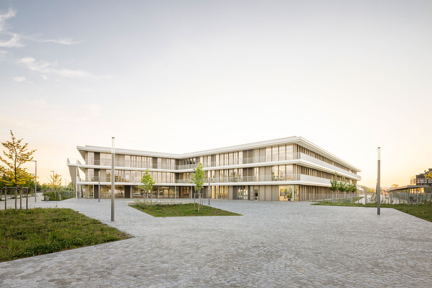 Neubau Staatliche Realschule mit Dreifeldsporthalle Landshut, Ansicht Südwest mit Vorplatz und Haupteingang | dasch zürn + partner | dasch zürn + partner Neubau Staatliche Realschule mit Dreifeldsporthalle Landshut, Ansicht Südwest mit Vorplatz und Haupteingang