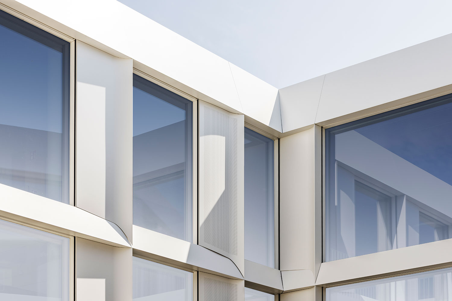 Neubau Staatliche Realschule mit Dreifeldsporthalle Landshut, Detailecke Innenhof | dasch zürn + partner | dasch zürn + partner Neubau Staatliche Realschule mit Dreifeldsporthalle Landshut, Detailecke Innenhof