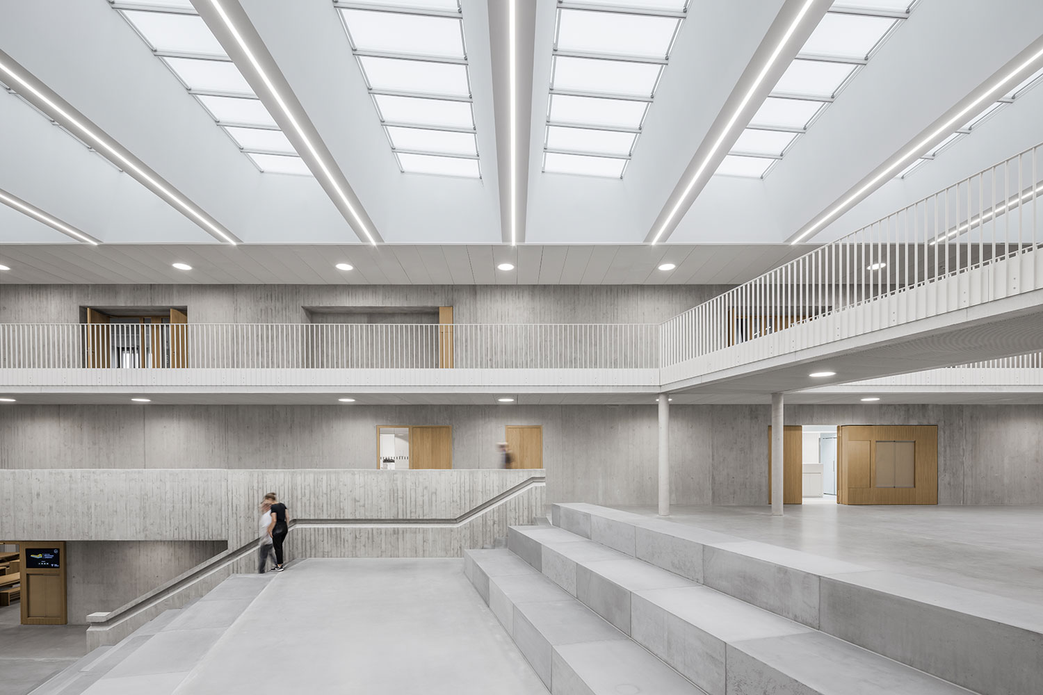 Neubau Staatliche Realschule mit Dreifeldsporthalle Landshut, Foyer, Freitreppe | dasch zürn + partner Neubau Staatliche Realschule mit Dreifeldsporthalle, Freitreppe