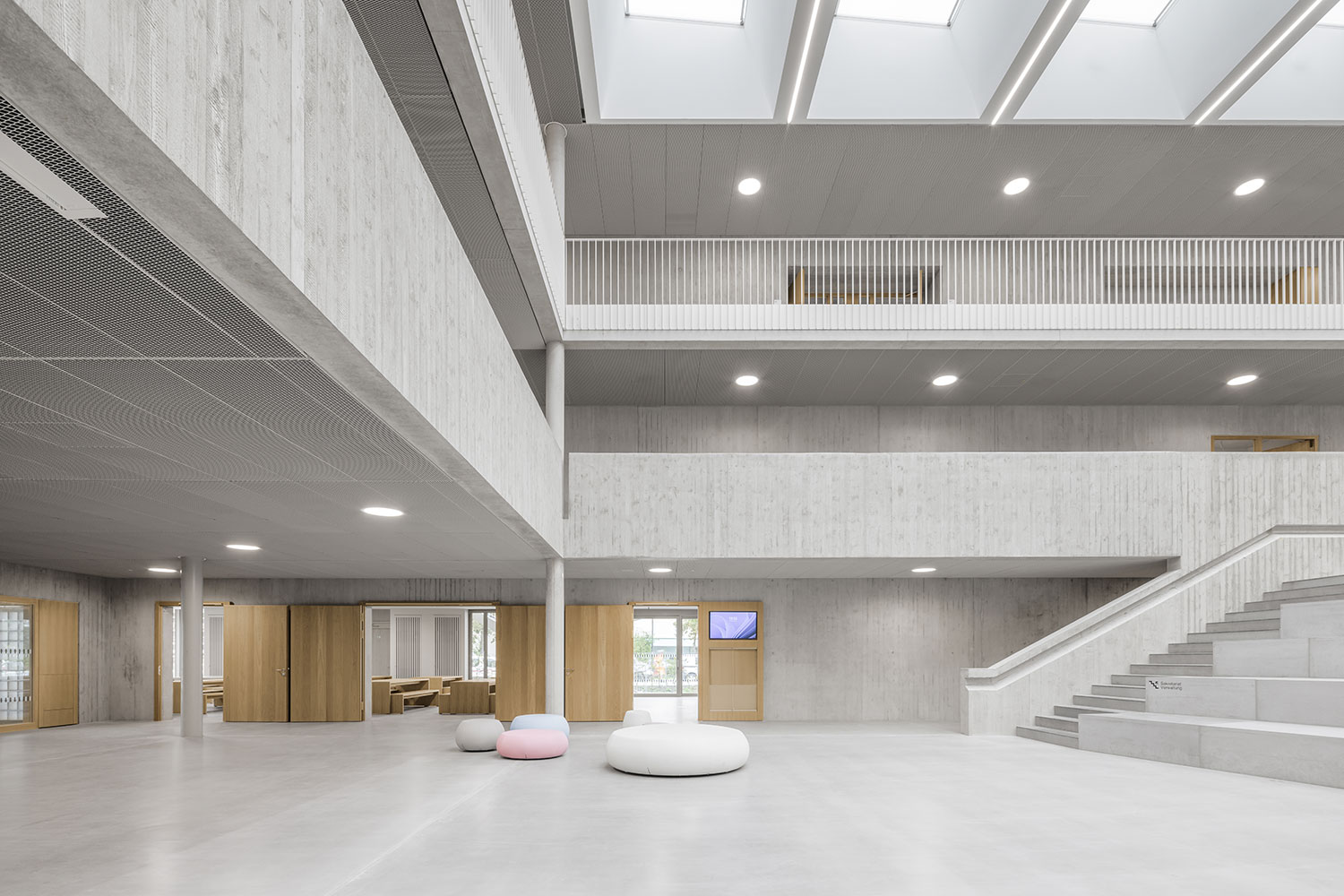 Neubau Staatliche Realschule mit Dreifeldsporthalle Landshut, Foyer, Pausenbereich | dasch zürn + partner Neubau Staatliche Realschule mit Dreifeldsporthalle Landshut, Pausenbereich
