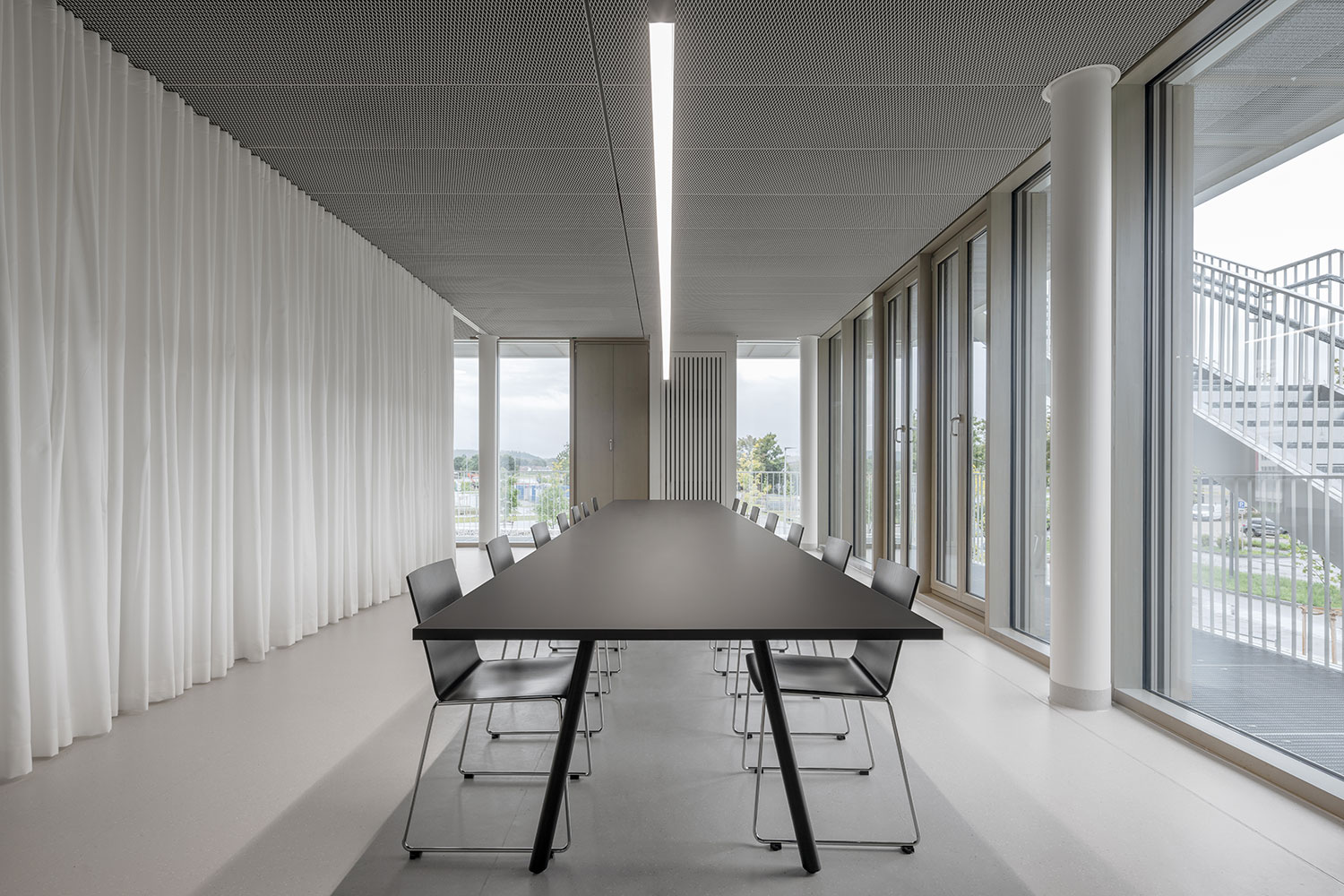 Neubau Staatliche Realschule mit Dreifeldsporthalle Landshut, Lehrerzimmer, Besprechungsraum | dasch zürn + partner Neubau Staatliche Realschule mit Dreifeldsporthalle Landshut, Besprechungsraum