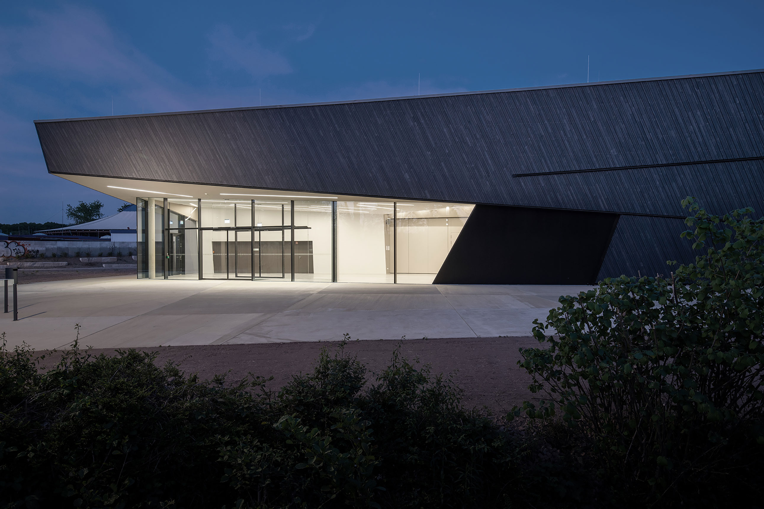 Neubau Veranstaltungshalle Kuppenheim, Ansicht bei Nacht